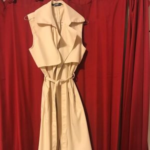 Sleeveless trench coat